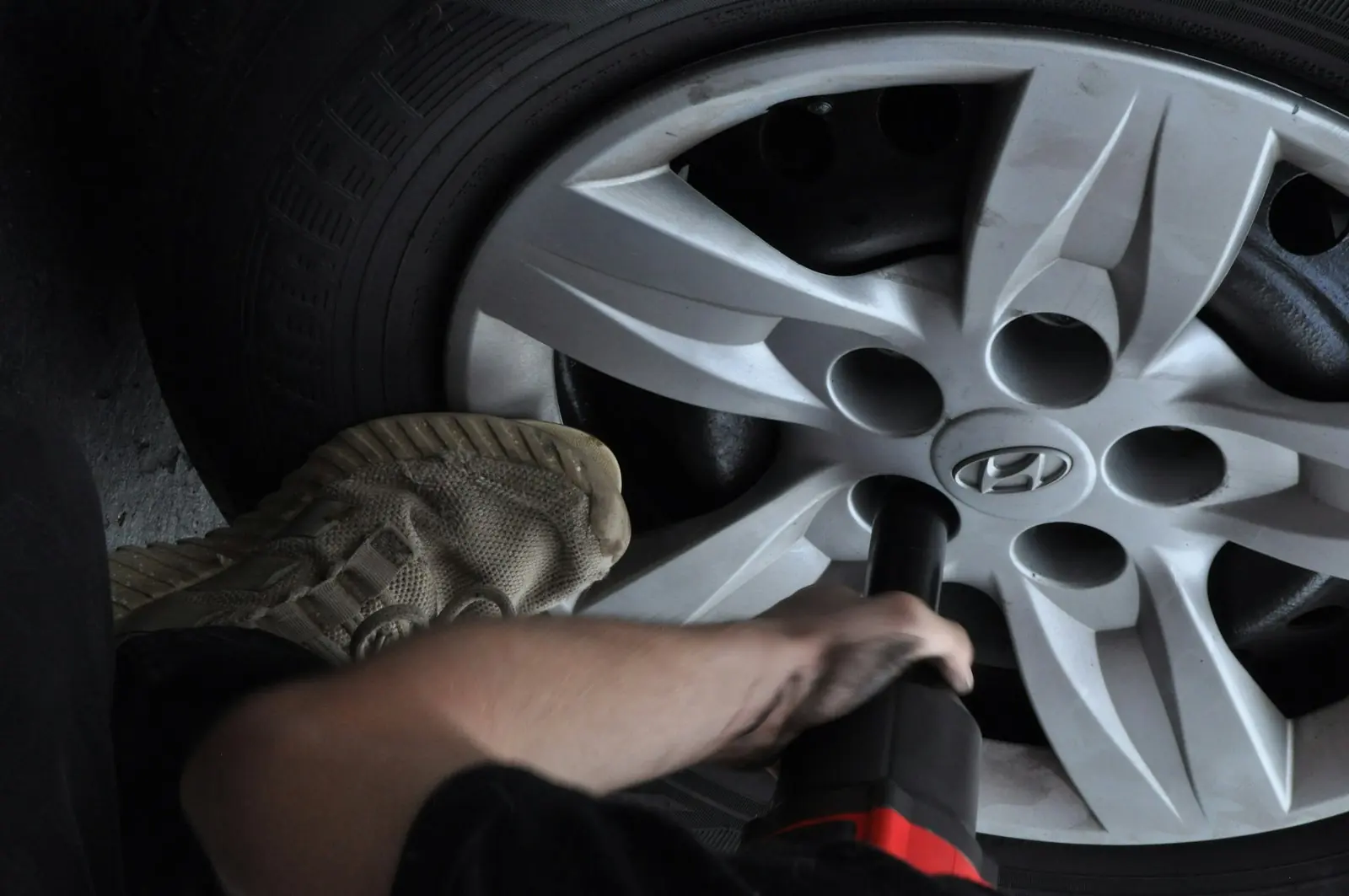 Mechanik odkręca koło kluczem pneumatycznym